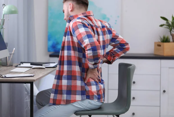 Joven que sufre de dolor de espalda en la oficina — Foto de Stock