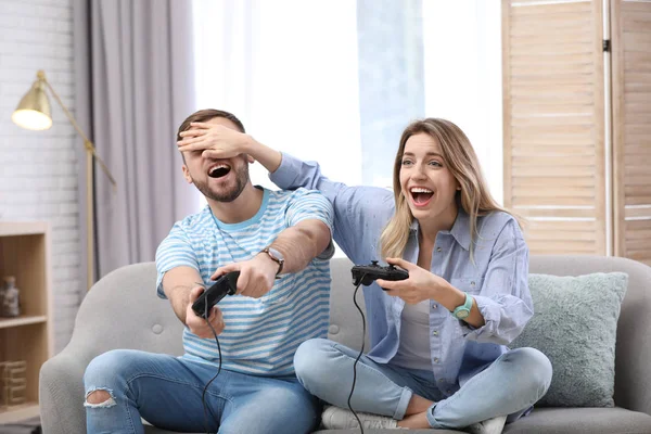 Jong stel spelen video game thuis — Stockfoto