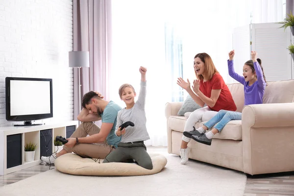 幸せな家族のリビング ルームでビデオ ゲームをプレイ — ストック写真