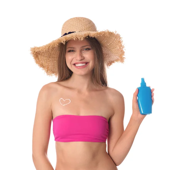 Vrouw met fles van zon bescherming lichaam crème op witte achtergrond — Stockfoto