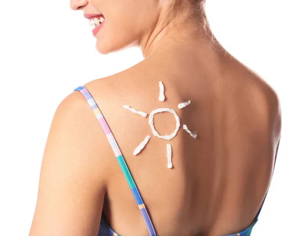 Vrouw met bescherming tegen de zon crème op lichaam tegen witte achtergrond, close-up — Stockfoto