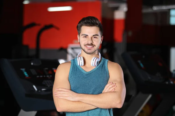 Stilig ung man med hörlurar på gym — Stockfoto