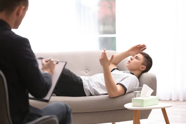 Psychothérapeute travaillant avec un jeune homme au bureau — Photo