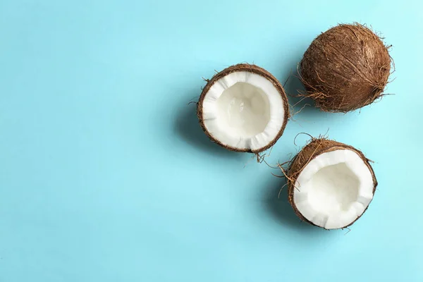 Composição de leigos planos com cocos no fundo de cor. Espaço para texto — Fotografia de Stock