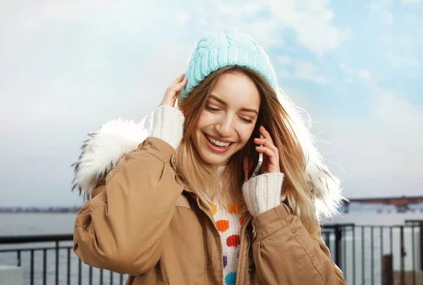 Jeune femme parlant sur téléphone mobile à l'extérieur — Photo