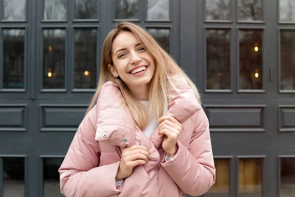Mujer joven feliz en chaqueta caliente al aire libre — Foto de Stock