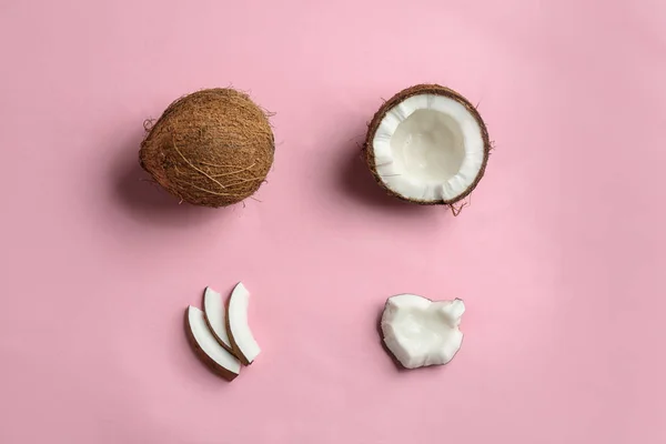 Composizione flat lay con noci di cocco su sfondo colore — Foto Stock