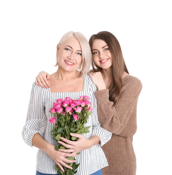 Unga dotter gratulera hennes mogna mor på vit bakgrund. Glada kvinnodagen — Stockfoto