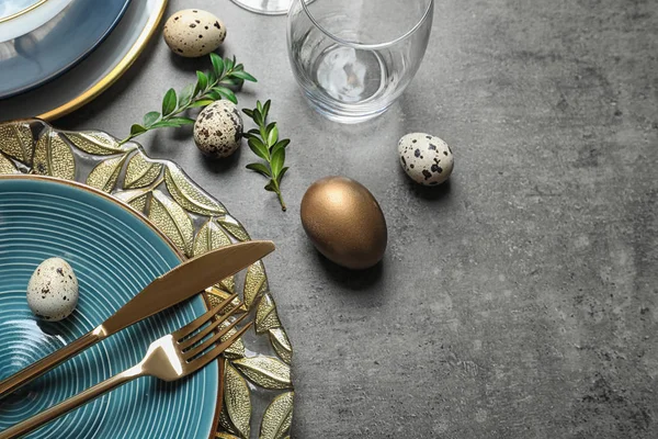 Святковий Великодній стіл з яйцями на кольоровому фоні, зверху. Простір для тексту — стокове фото