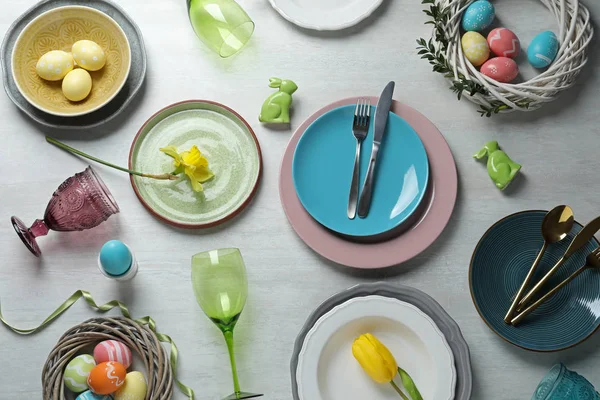 节日复活节餐桌设置与彩绘鸡蛋在木制背景, 顶视图 — 图库照片