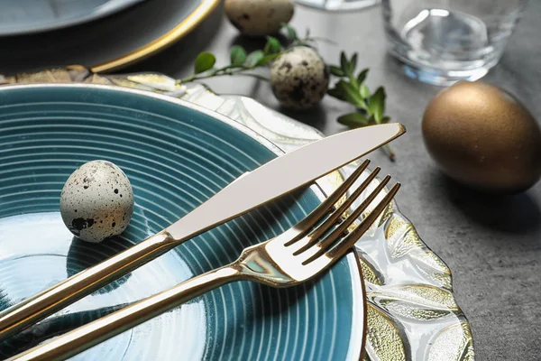 Ajuste festivo de la mesa de Pascua con huevos sobre fondo de color, primer plano — Foto de Stock