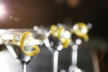 Limon bardak martini kokteyl bar, closeup at içine. Metin için yer