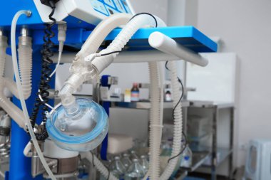 Oksijen maskesi, ameliyat odasındaki yapay akciğer havalandırma makinesinin bir parçası, yakın plan. Metin için boşluk