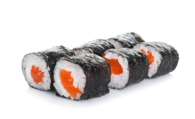 Lezzetli suşi beyaz zemin üzerine alır. Gıda dağıtım hizmeti