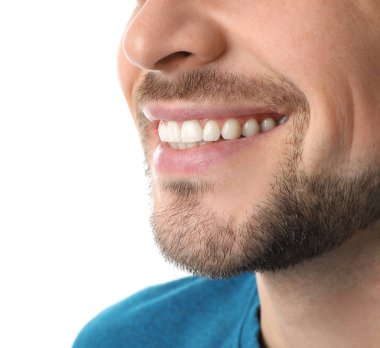 Beyaz arka plan, closeup mükemmel dişlere sahip gülümseyen adam