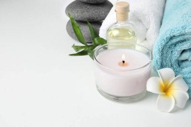 Beyaz arka plan üzerinde mum ile güzel spa kompozisyon