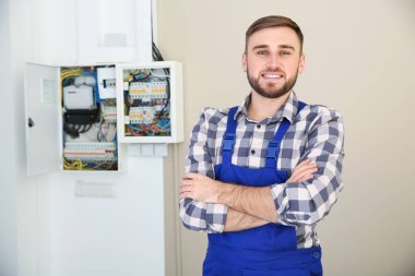 Erkek elektrikçi kapalı sigorta yönetim kurulu ayakta