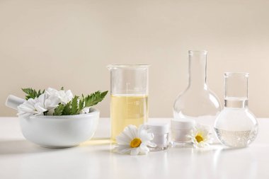 Cilt bakım ürünleri, malzemeler ve Laboratuar kapkacakları masada. Dermatoloji araştırma