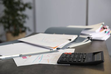Klasörler belge ve hesap makinesi ofis masaları