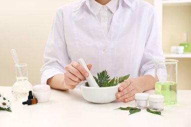 Masada cilt bakımı ürünü üreten kadın dermatolog.