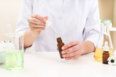 Masada cilt bakımı ürünü üreten kadın dermatolog.
