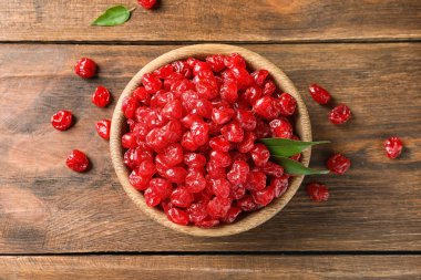 Ahşap arka plan, üstten görünüm üzerinde lezzetli kiraz ile top. Kurutulmuş meyve sağlıklı gıda olarak