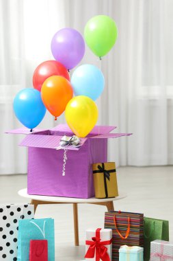 Parlak hava balonları ve hediye çanta kapalı hediye kutusu