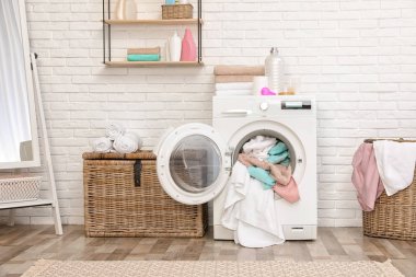 Banyo iç çamaşır makinesinde kirli havlu ile
