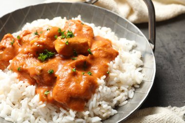 Lezzetli tereyağı tavuk pilav yemek ve peçete tablo ile