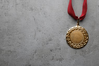 Gri arka plan, üstten görünüm tasarımı için alan ile altın madalya. Zafer kavramı