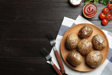 Plaka ile lezzetli Kumpir ahşap arka plan, üstten görünüm üzerinde pişmiş. Metin için yer