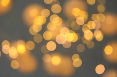 Koyu arka plan üzerinde bulanık görünüm Altın ışık. Bokeh etkisi