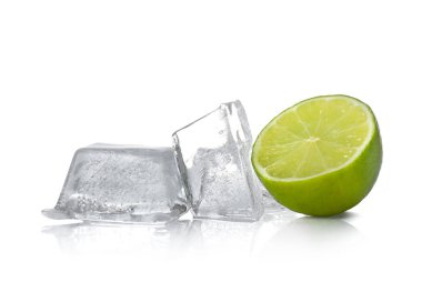 Beyaz arka plan üzerinde taze limon ve buz küpleri