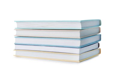 Beyaz arkaplan üzerine ciltli kitap yığını