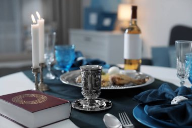 Tablo kapalı Fısıh (Pesach) Seder için görev yaptı.