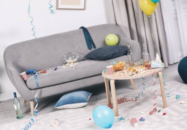 Dağınık oturma odası iç. Sonra parti kaos