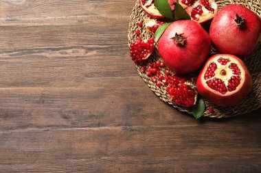 Olgun nar ve ahşap arka plan, üstten görünüm üzerinde metin için yer ile kompozisyon