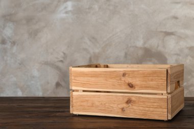 Tablo renkli arka plan üzerinde ahşap sandık. Metin için yer