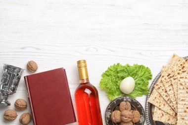Ahşap arka plan, metin için yer üzerinde sembolik Fısıh (Pesach) öğelerle düz yatıyordu kompozisyon