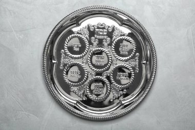 Boş geleneksel Fısıh (Pesach) Seder plaka üzerinde renk arka plan, üstten görünüm