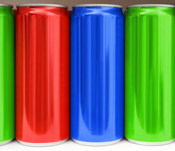 Muchas latas de metal en blanco de colores en la mesa, primer plano. Prepárate para el diseño — Foto de Stock