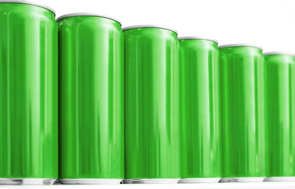 Muitas latas verdes de metal em branco na mesa, close-up. Mock up para o projeto — Fotografia de Stock