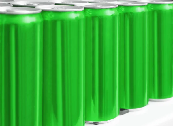 Muchas latas de metal verde en blanco en la mesa, primer plano. Prepárate para el diseño — Foto de Stock