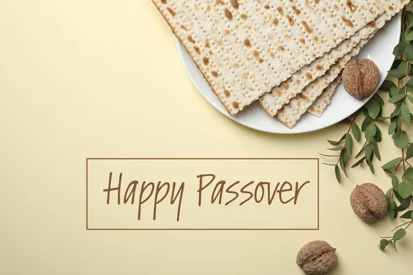 Composizione laica piatta con matzo su sfondo a colori. Buona Pasqua (Pesach ) — Foto Stock