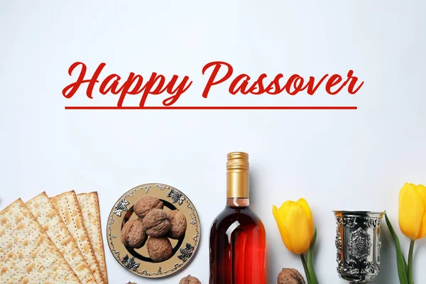 Plat lag samenstelling van symbolische Pesach artikelen op lichte achtergrond. Happy Pesach — Stockfoto