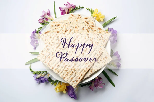 Composição de leigos plana de matzo e flores em fundo leve. Feliz Páscoa (Pesach ) — Fotografia de Stock