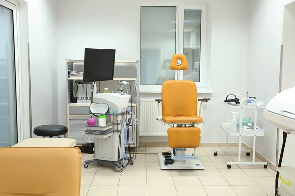 Interior do consultório do otorrinolaringologista com equipamentos modernos em clínica — Fotografia de Stock