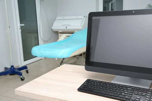 Posto di lavoro del medico con il computer nella clinica moderna, spazio per il testo — Foto Stock