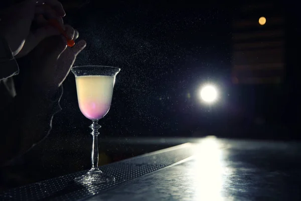 Barman añadiendo ralladura de limón en cóctel de martini cosmopolita en el mostrador, primer plano. Espacio para texto —  Fotos de Stock