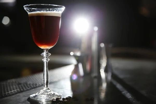 Glas Martini-Espresso-Cocktail auf der Theke. Raum für Text — Stockfoto
